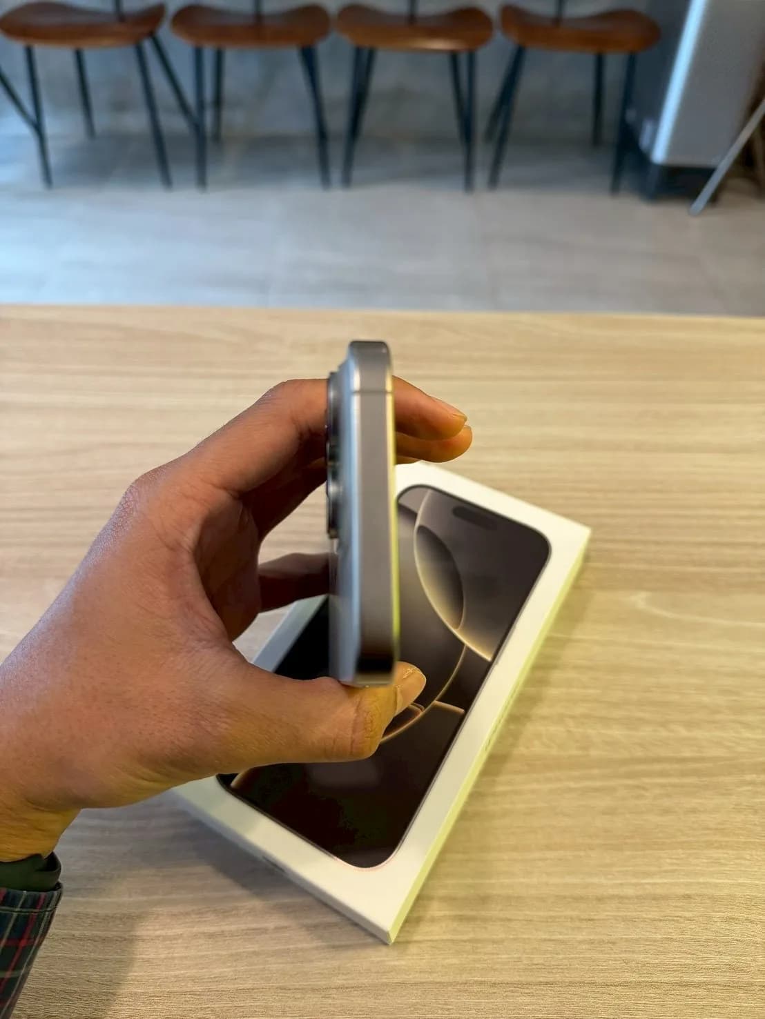 iPhone 16 Pro - Image 4