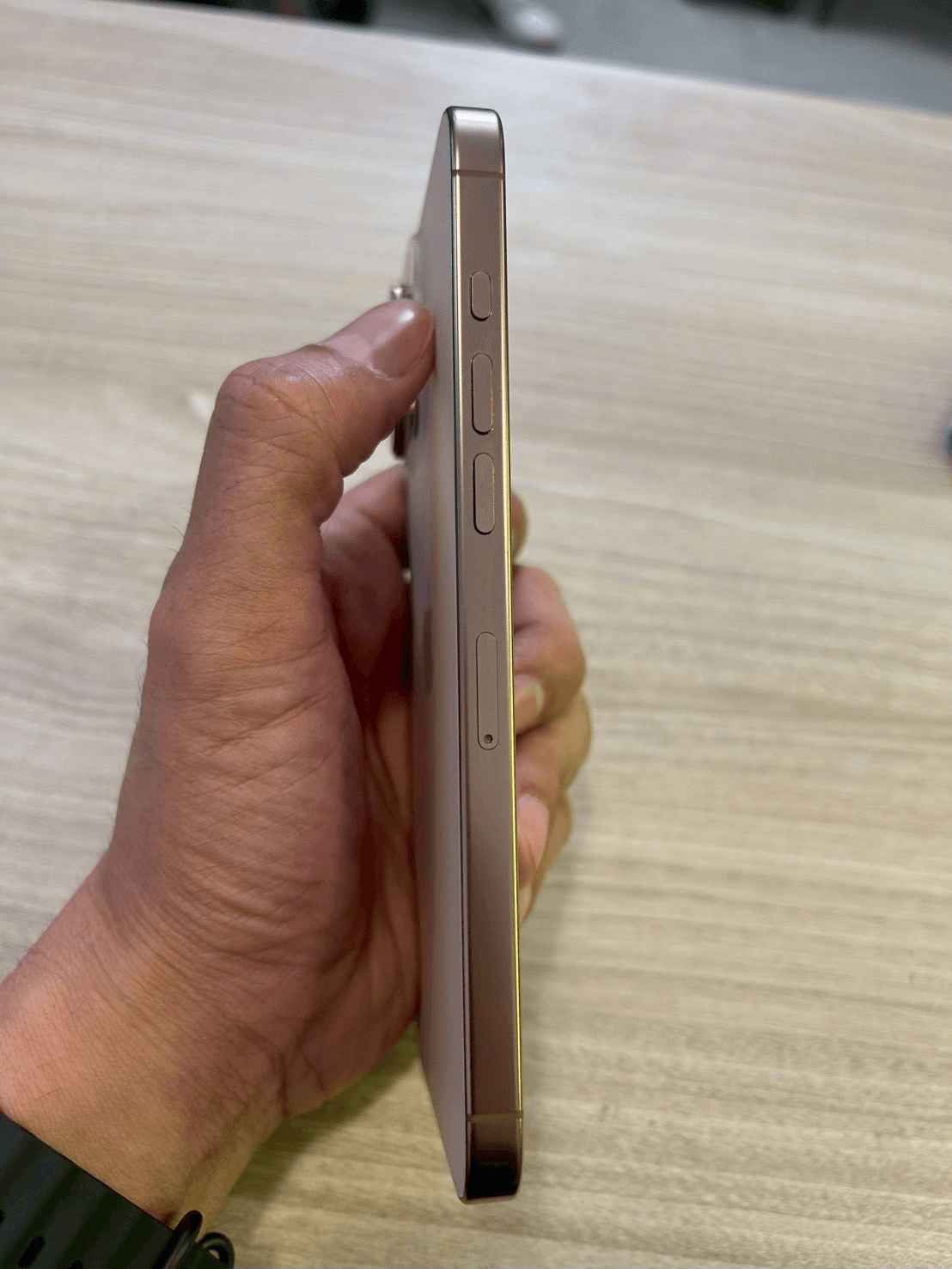 iPhone 16 Pro Max - Image 3