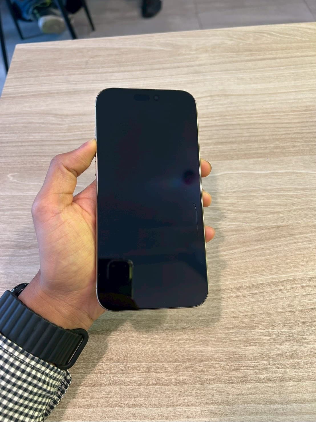 iPhone 16 Pro Max - Image 2