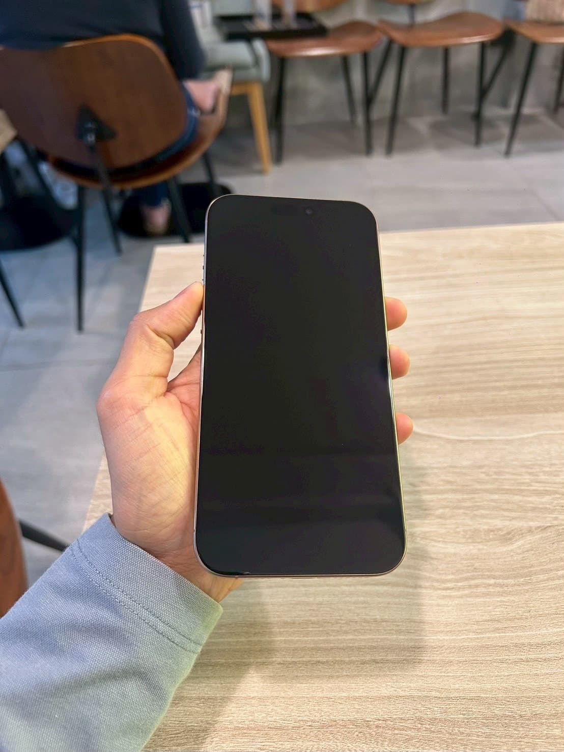 iPhone 16 Pro Max - Image 2