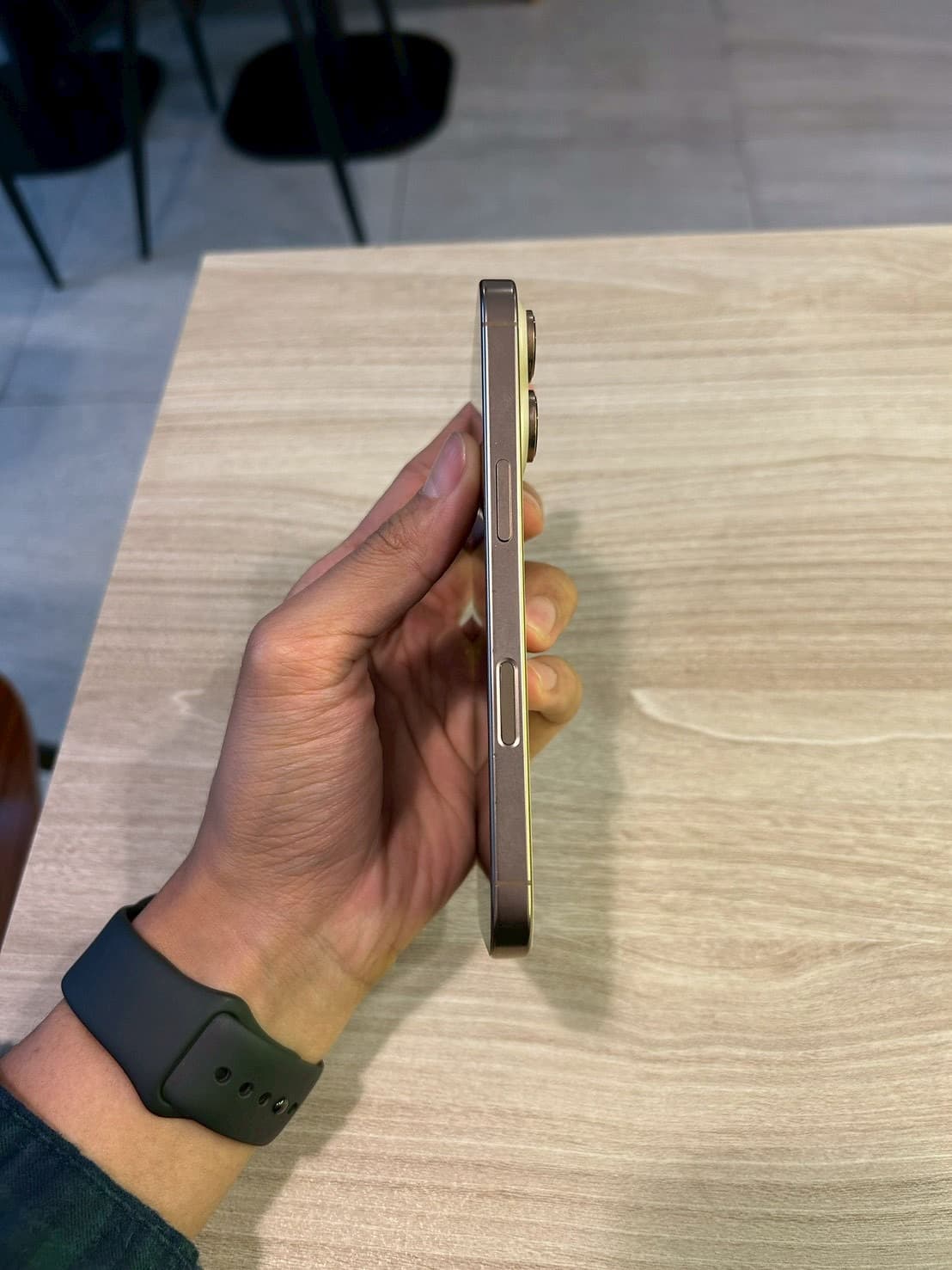 iPhone 16 Pro - Image 3