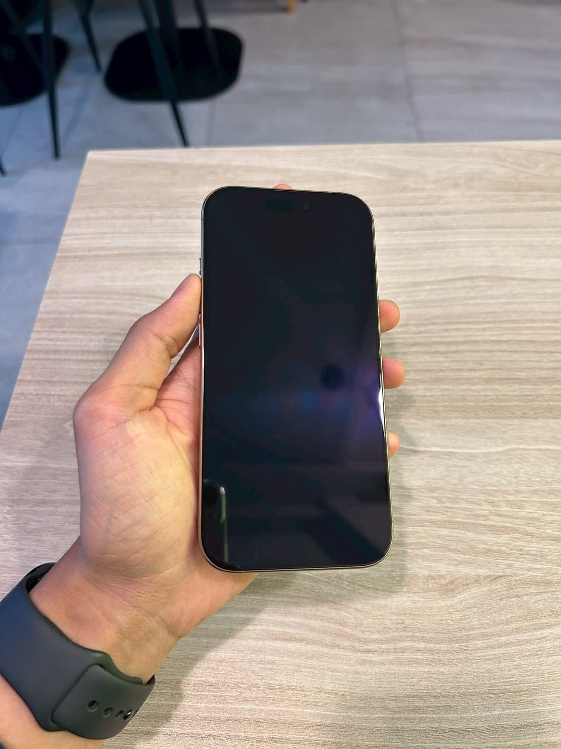 iPhone 16 Pro - Image 2