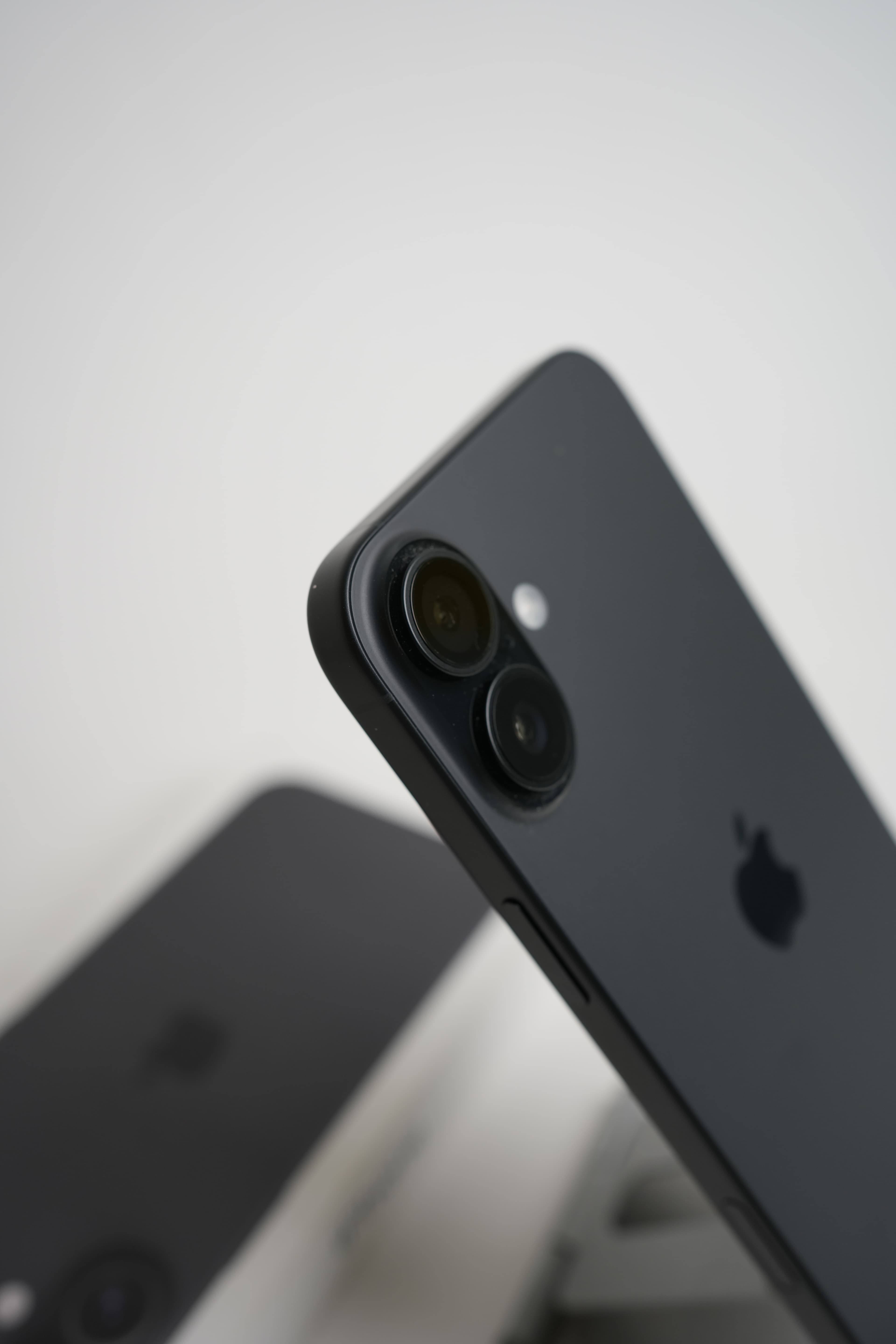 iPhone 16 Plus - Image 3