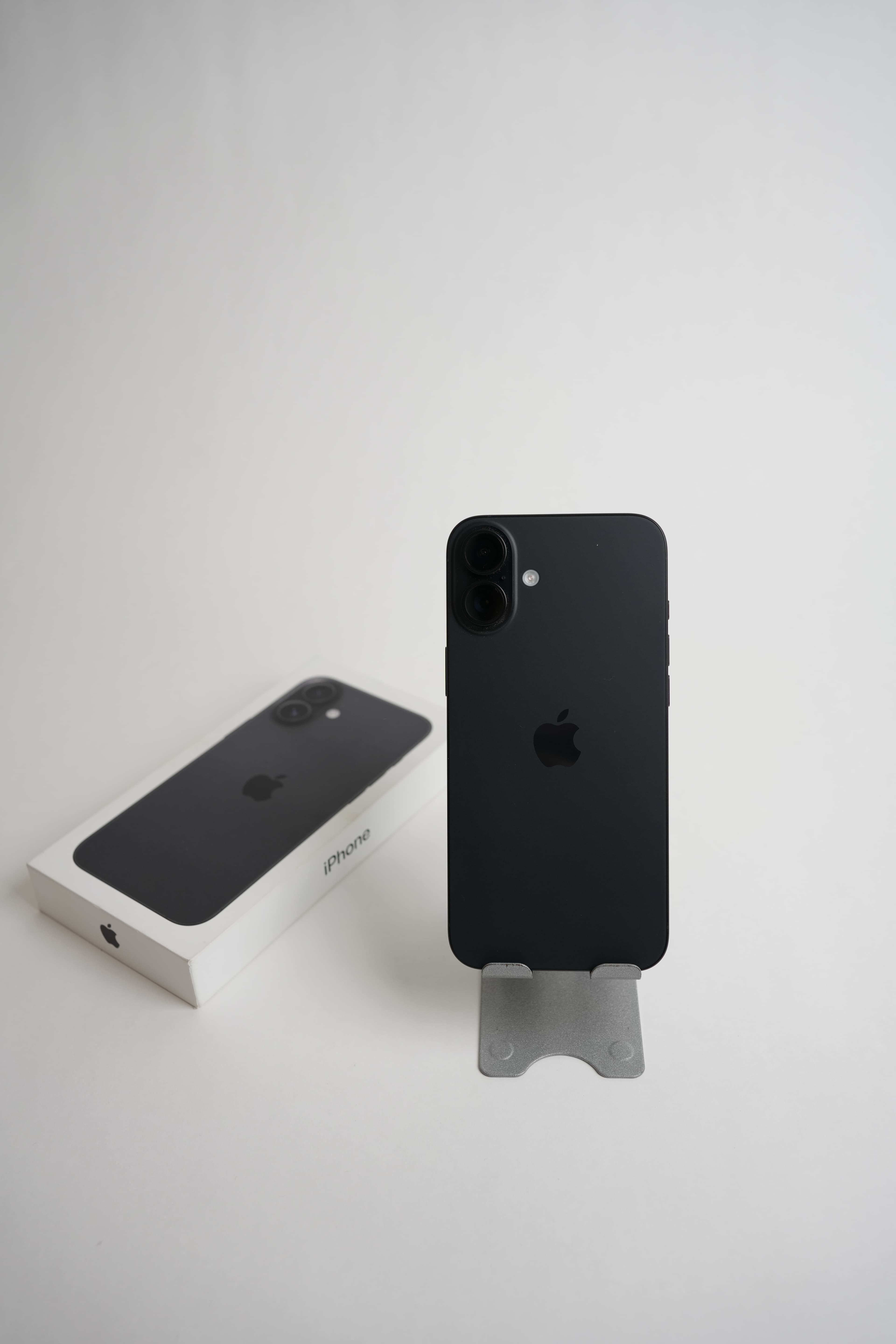 iPhone 16 Plus - Image 2