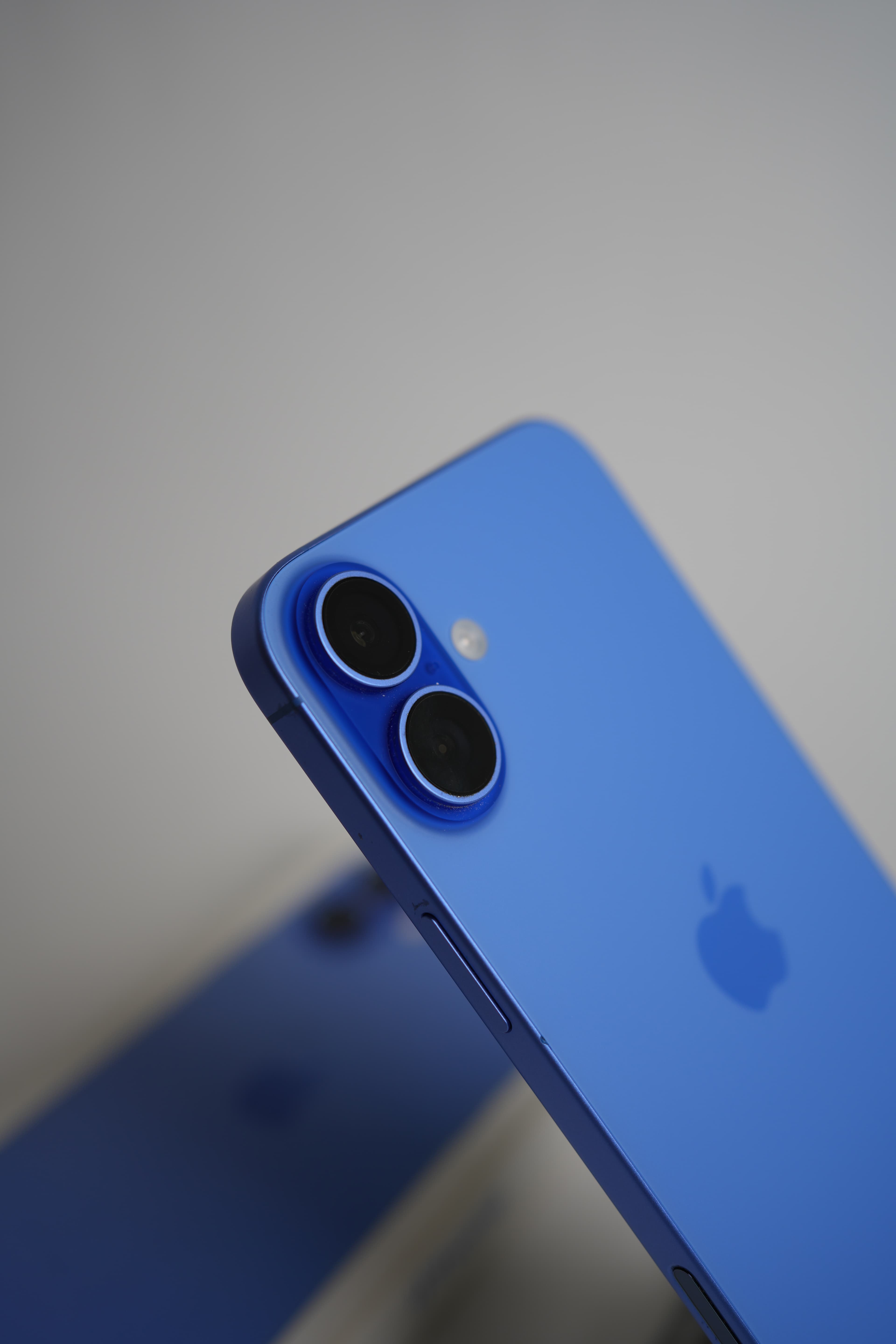 iPhone 16 Plus - Image 2