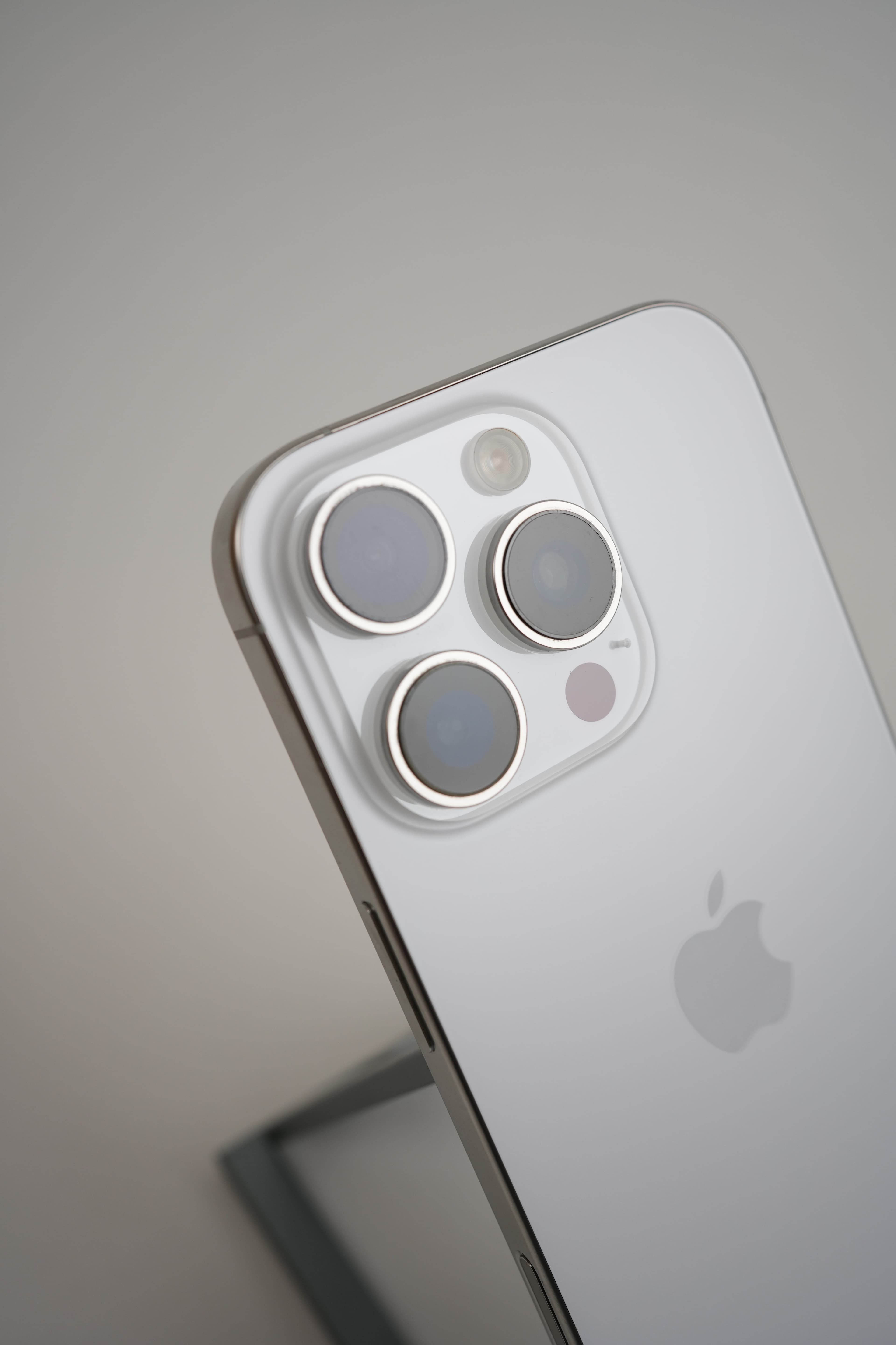 iPhone 16 Pro - Image 3