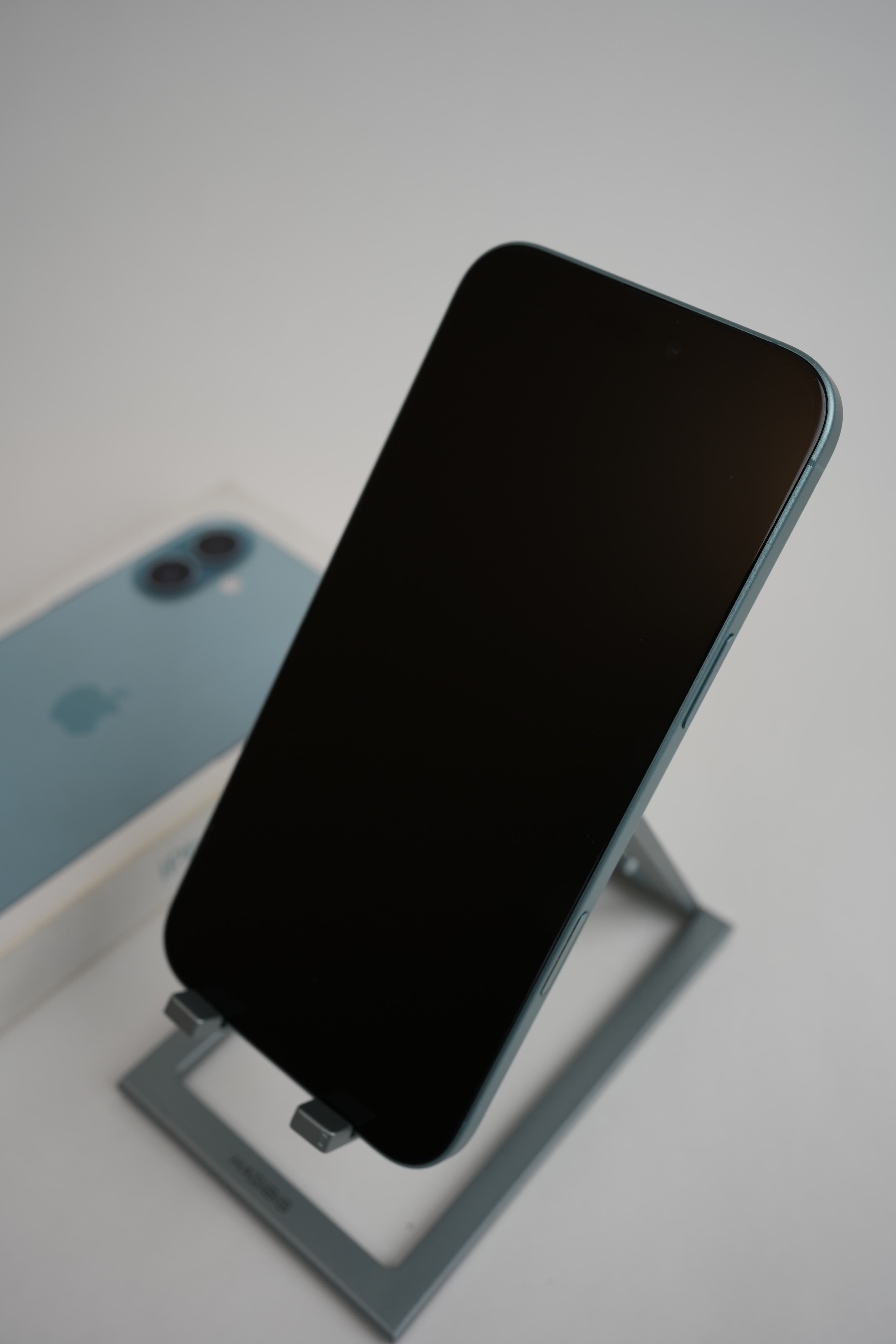 iPhone 16 Plus - Image 2
