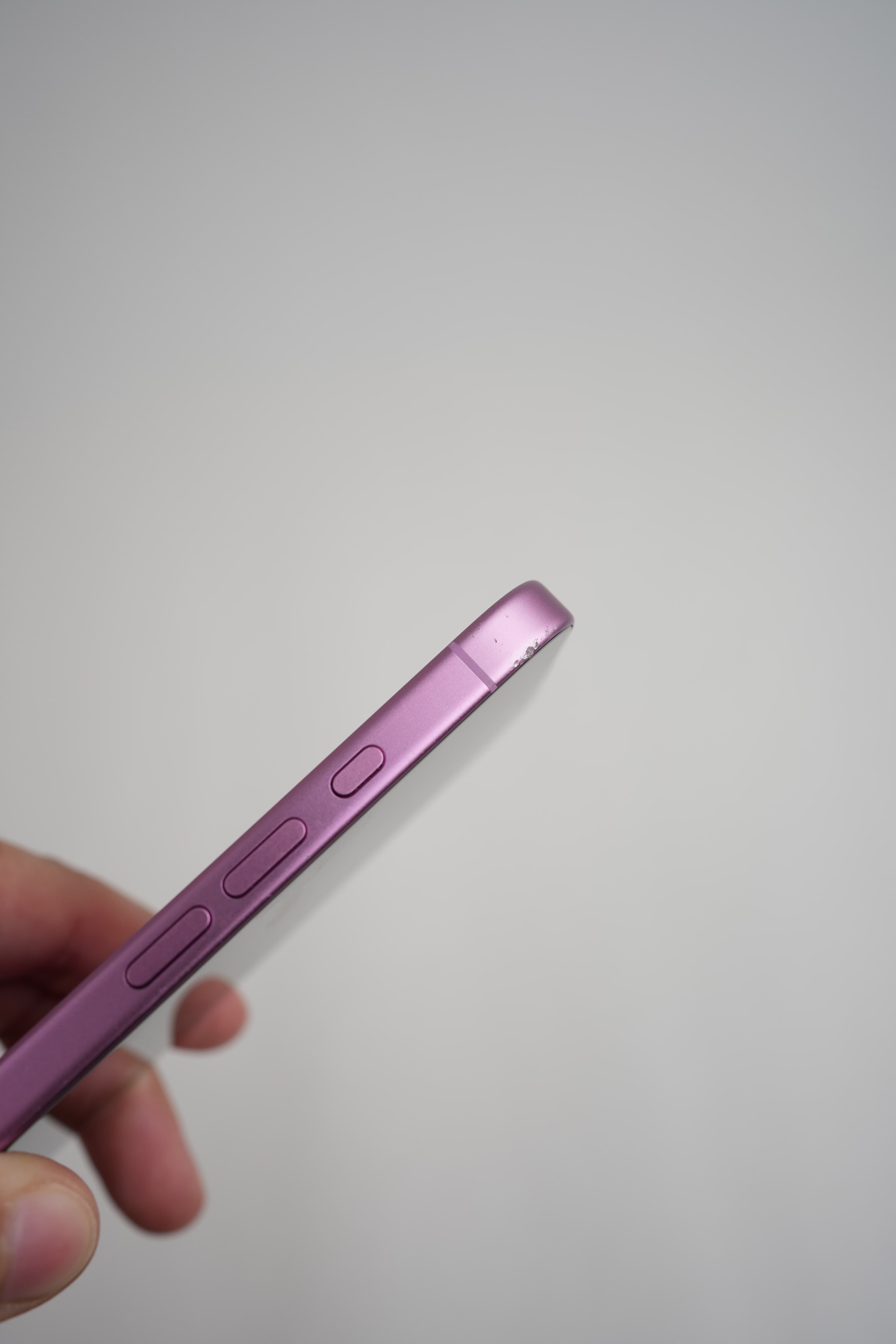 iPhone 16 - Image 4